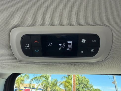 Used 2017 Chrysler Pacifica Touring-L w/ Tire & Wheel Group FWD image 23