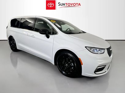 Used 2025 Chrysler Pacifica Select