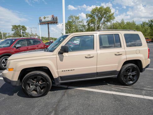 Used 2017 Jeep Patriot Sport w/ Power Value Group AWD/4WD image 3