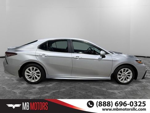 Used 2024 Toyota Camry SE image 2