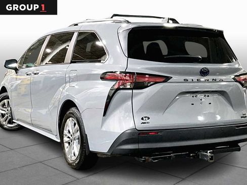 Certified 2022 Toyota Sienna XLE Woodland Edition image 12