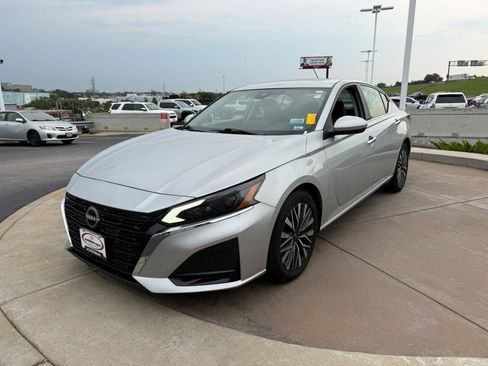 Used 2023 Nissan Altima 2.5 SV w/ SV Premium Package FWD image 11