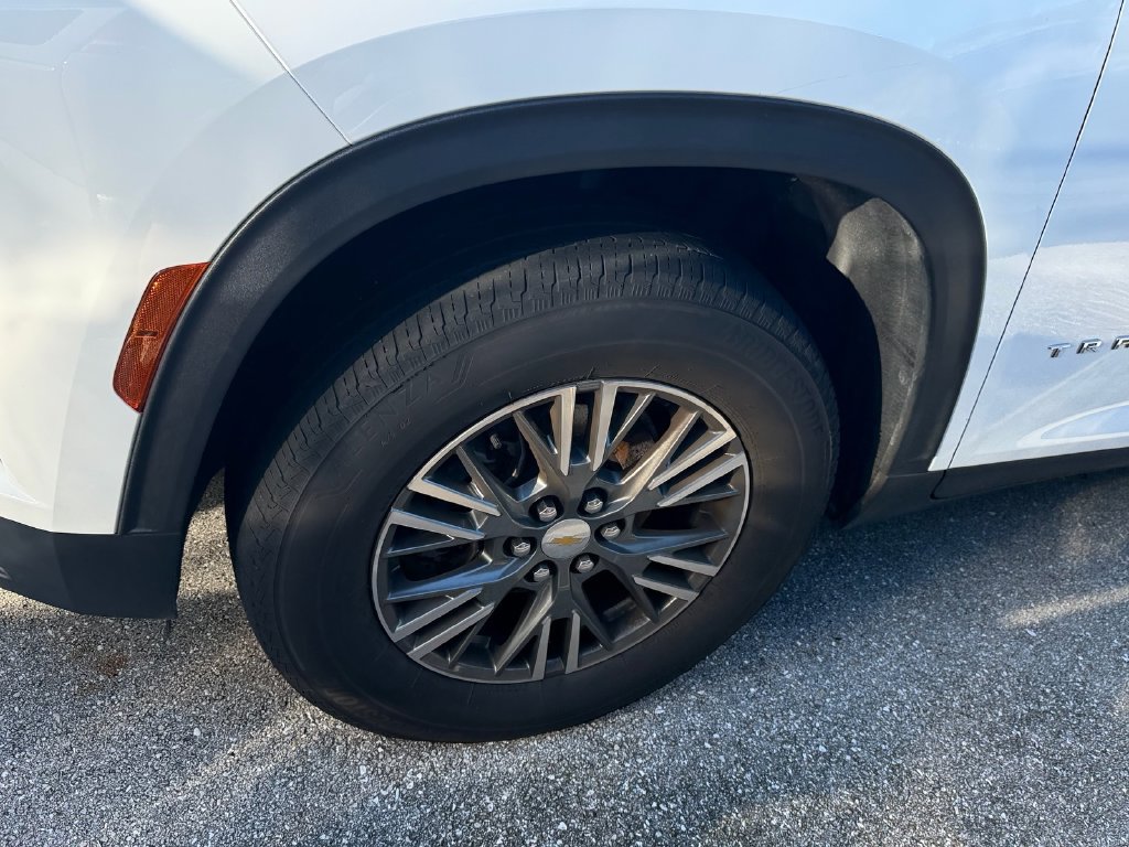 Used 2024 Chevrolet Traverse LT FWD image 3