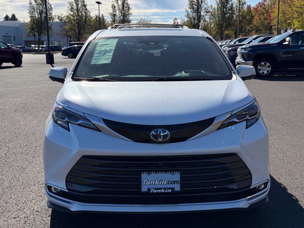 Used 2025 Toyota Sienna Platinum AWD/4WD image 3