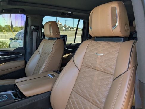 Used 2022 Cadillac Escalade ESV Premium Luxury image 11