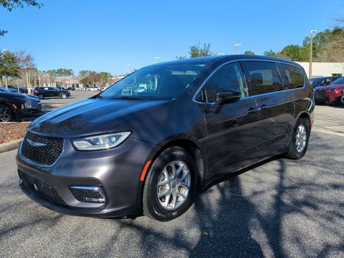 Used 2023 Chrysler Pacifica Touring-L image 2