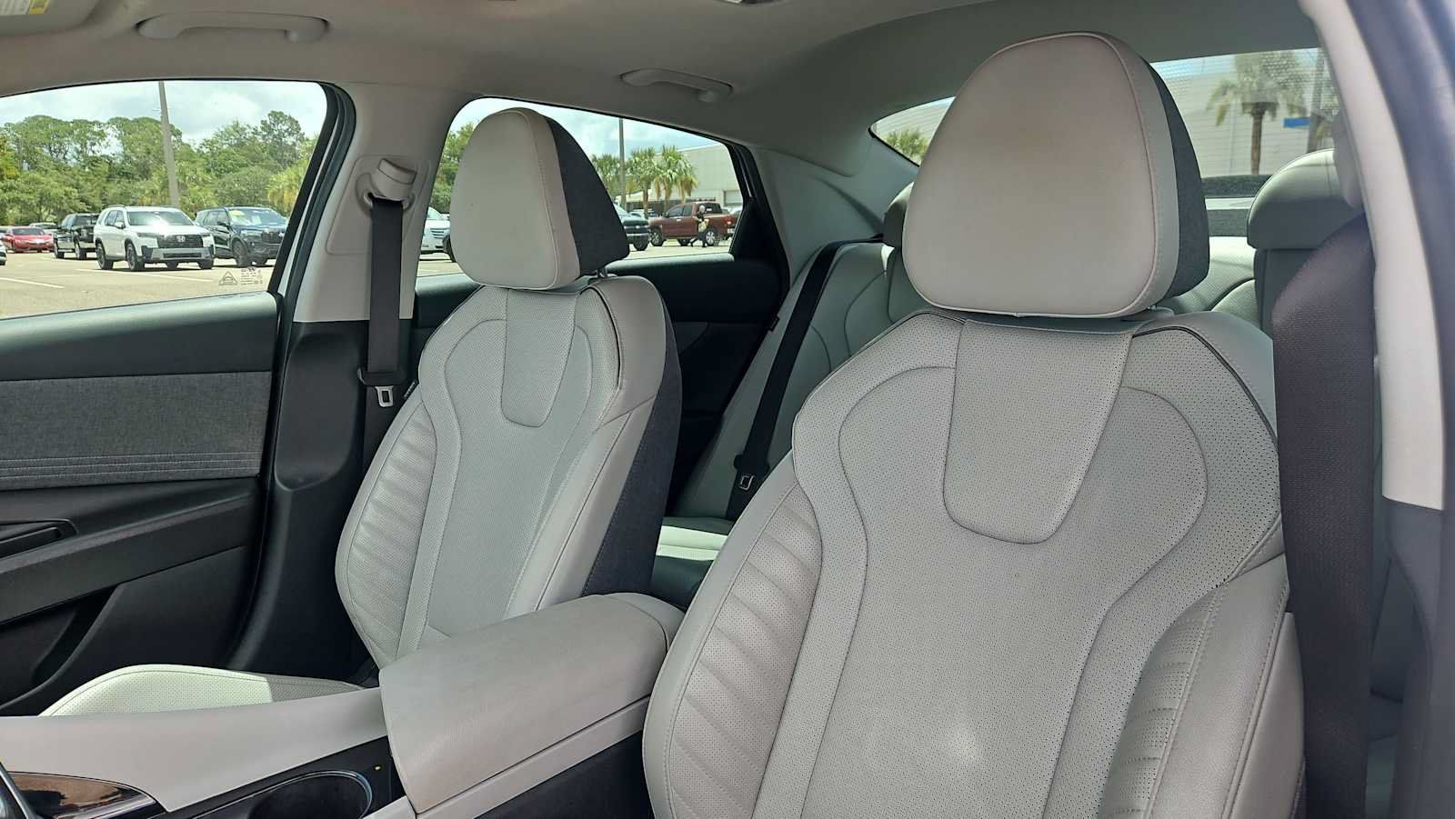 Used 2024 Hyundai Elantra Limited FWD image 13