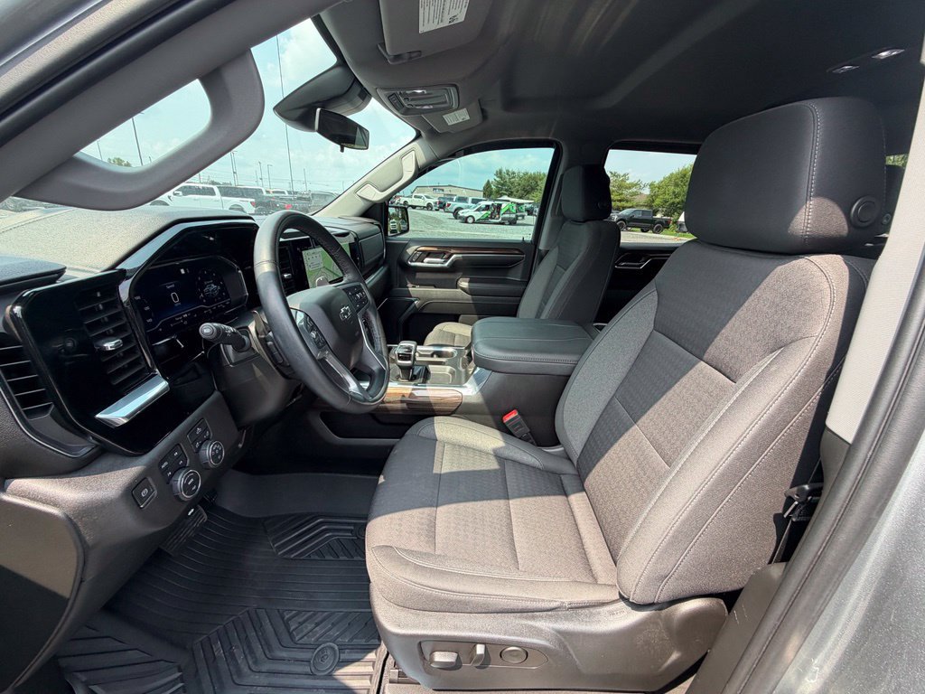 Used 2023 Chevrolet Silverado 1500 RST AWD/4WD image 2