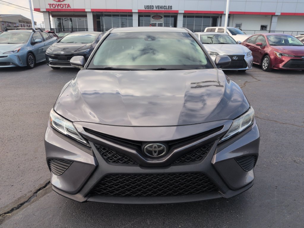 Used 2018 Toyota Camry SE w/ Accessory Appearance Package FWD image 8