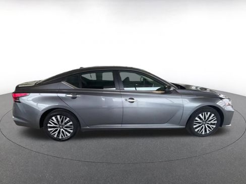 Used 2025 Nissan Altima 2.5 SV image 16