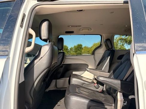 Used 2022 Chrysler Pacifica Touring-L FWD image 16