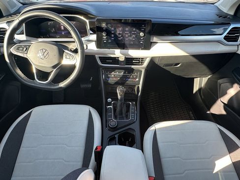 Used 2025 Volkswagen Taos SE w/ Panoramic Sunroof Package image 13