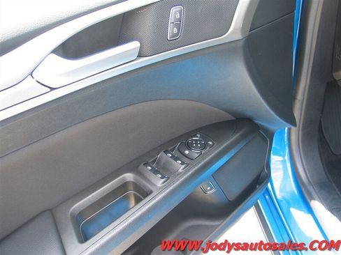 Used 2020 Ford Fusion SE FWD image 3
