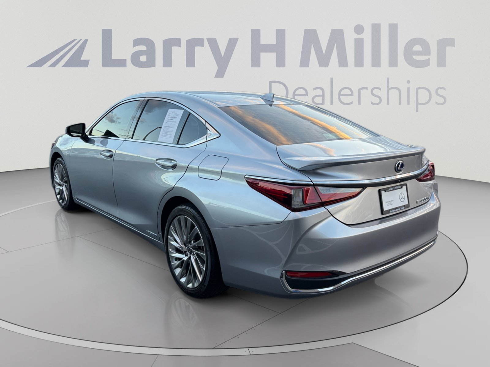 Used 2022 Lexus ES 300h w/ Accessory Package FWD image 3