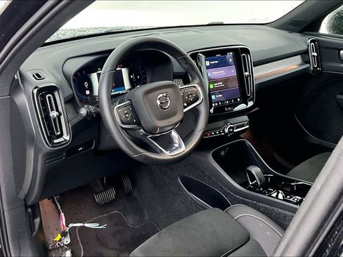 Certified 2025 Volvo XC40 B5 Plus image 17