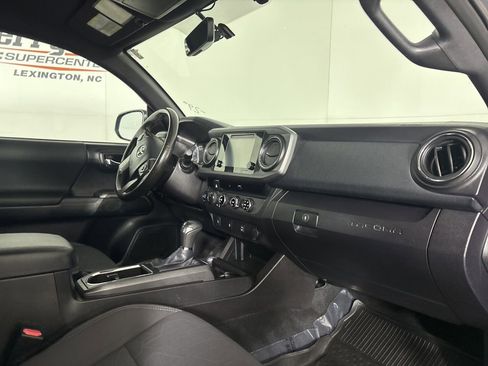 Used 2016 Toyota Tacoma TRD Sport image 30
