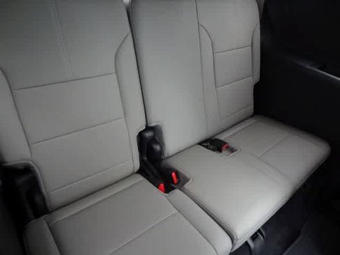 Used 2025 GMC Acadia Elevation w/ Elevation Premium Package FWD image 13