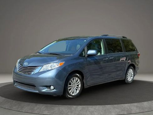 Used 2016 Toyota Sienna XLE Premium image 1