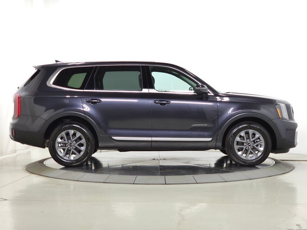 Used 2025 Kia Telluride LX FWD image 11