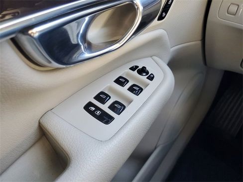 Used 2017 Volvo XC90 T5 Momentum w/ Vision Package image 26