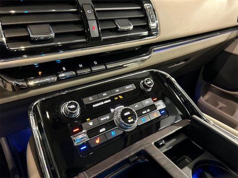 Used 2022 Lincoln Navigator Reserve w/ Monochromatic Package image 17