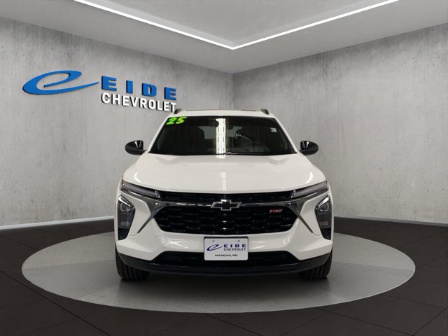 Used 2025 Chevrolet Trax RS w/ Sunroof Package FWD image 10
