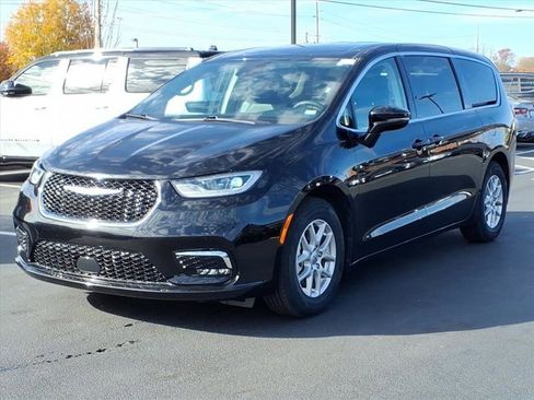 Used 2024 Chrysler Pacifica Touring-L image 2