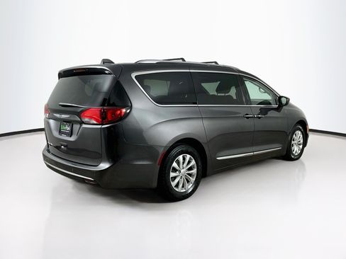 Used 2018 Chrysler Pacifica Touring-L FWD image 9