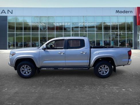 Used 2018 Toyota Tacoma SR5 RWD image 8