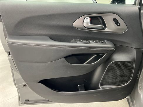 Used 2025 Chrysler Pacifica Select FWD image 11