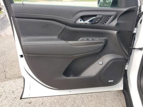 Used 2023 GMC Acadia SLT w/ Elevation Edition image 28