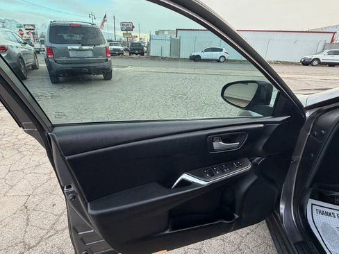 Used 2017 Toyota Camry SE w/ Moonroof Package FWD image 27