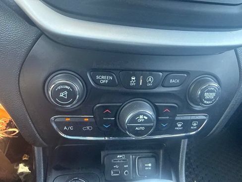 Used 2017 Jeep Cherokee Trailhawk w/ Comfort & Convenience Group AWD/4WD image 11