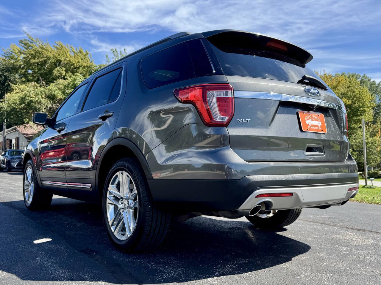 Used 2017 Ford Explorer XLT w/ Equipment Group 202A AWD/4WD image 5
