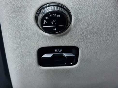 Used 2025 Mercedes-Benz GLC 350e 4MATIC image 10
