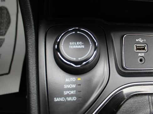 Used 2021 Jeep Cherokee Latitude Plus AWD/4WD image 21