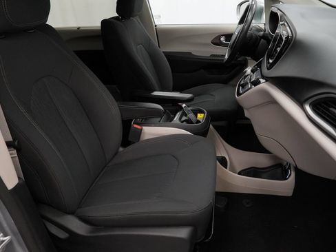 Certified 2019 Chrysler Pacifica Touring Plus w/ Tire & Wheel Group FWD image 43