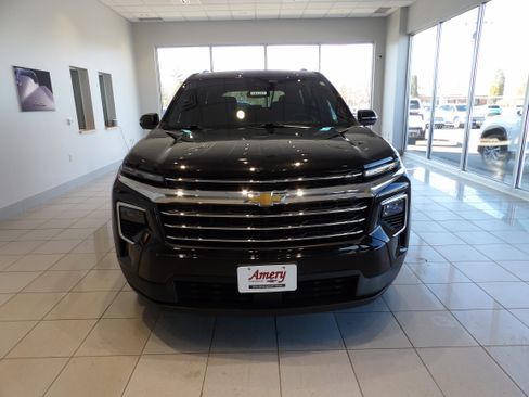 Used 2024 Chevrolet Traverse LT image 2