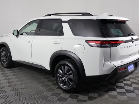 Used 2025 Nissan Pathfinder SV image 8
