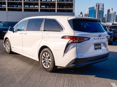 Certified 2021 Toyota Sienna LE AWD/4WD image 6