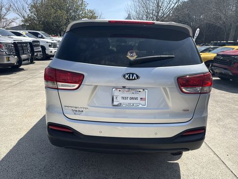 Used 2018 Kia Sorento LX image 6