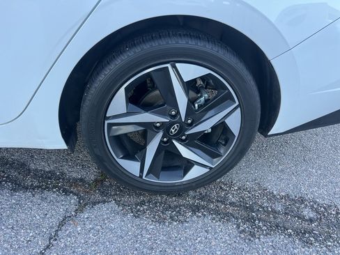 Used 2023 Hyundai Elantra Limited w/ Preferred Accessory Package image 17