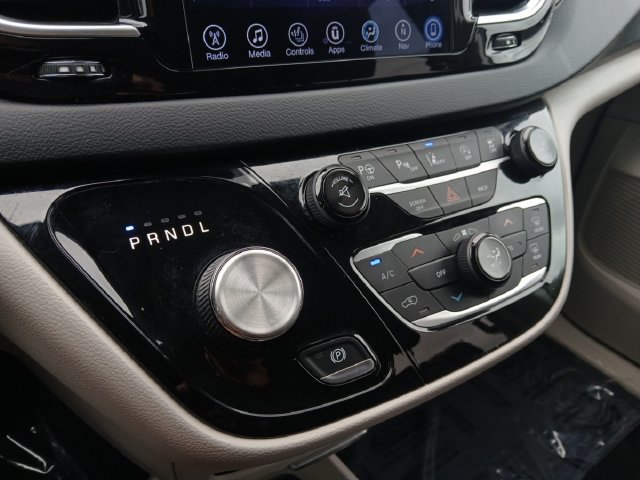 Used 2017 Chrysler Pacifica Touring-L Plus FWD image 10