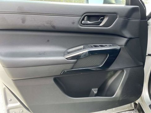 Used 2025 Nissan Pathfinder SV image 17