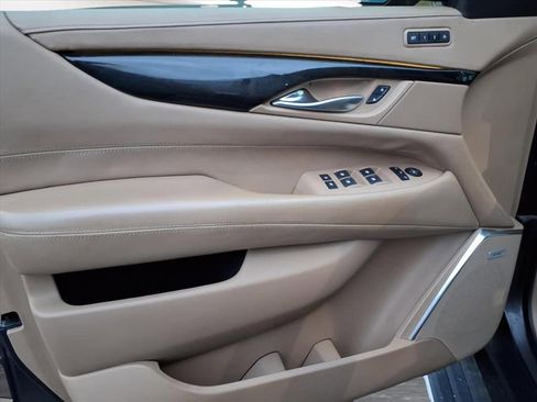 Used 2018 Cadillac Escalade Platinum image 11