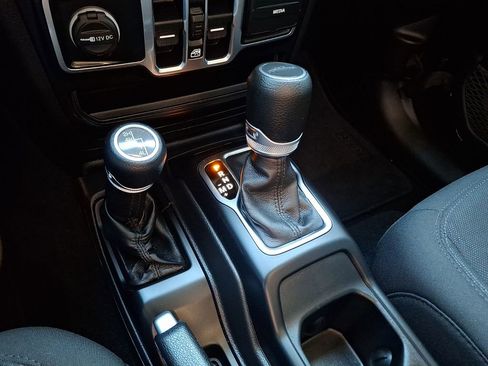 Used 2022 Jeep Gladiator Sport image 17