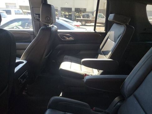 Used 2023 Chevrolet Suburban Premier image 15