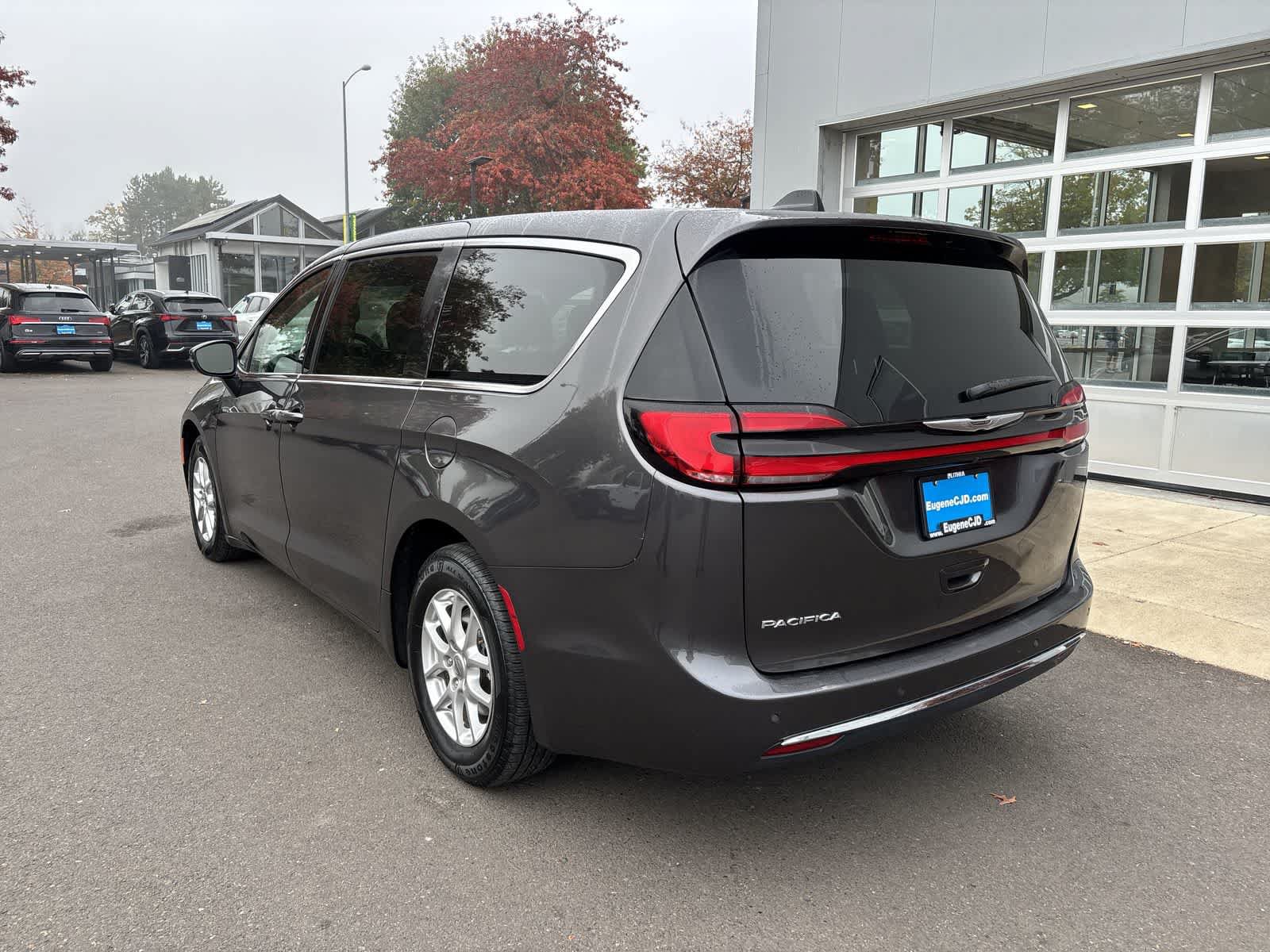 Used 2023 Chrysler Pacifica Touring-L FWD image 3
