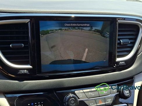 Used 2023 Chrysler Pacifica Touring-L FWD image 18