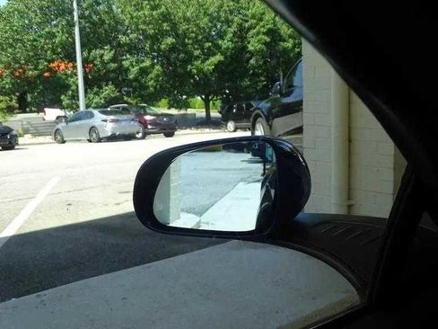 Used 2015 McLaren 650S Spider image 35